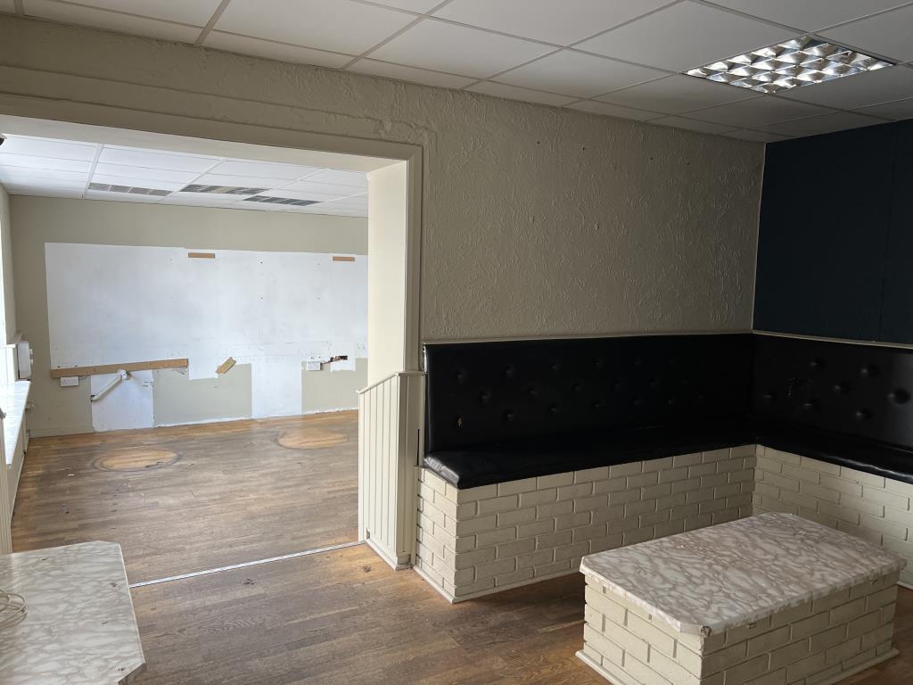 Lot: 3 - FREEHOLD COMMERCIAL INVESTMENT WITH RESIDENTIAL CONVERSION POTENTIAL - Seating area of vacant unit